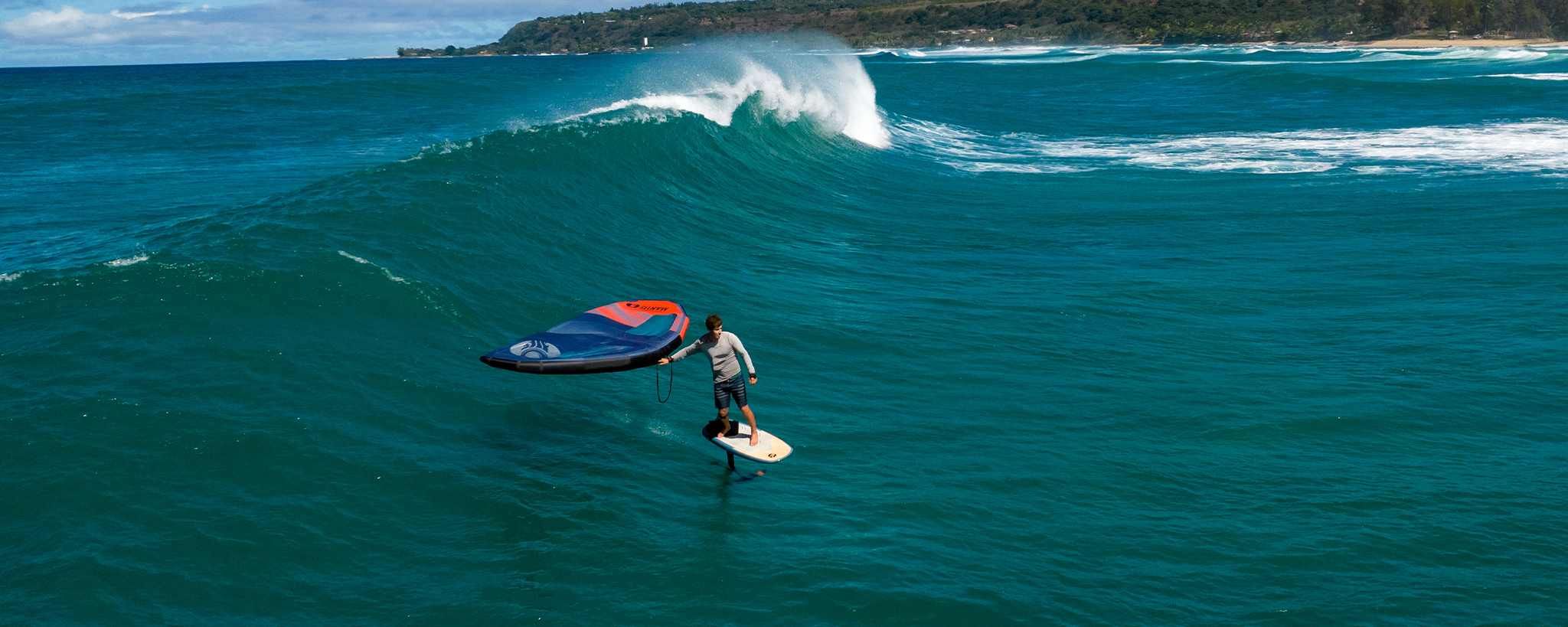 Rider surfeando con Cabrinha Mantis V2